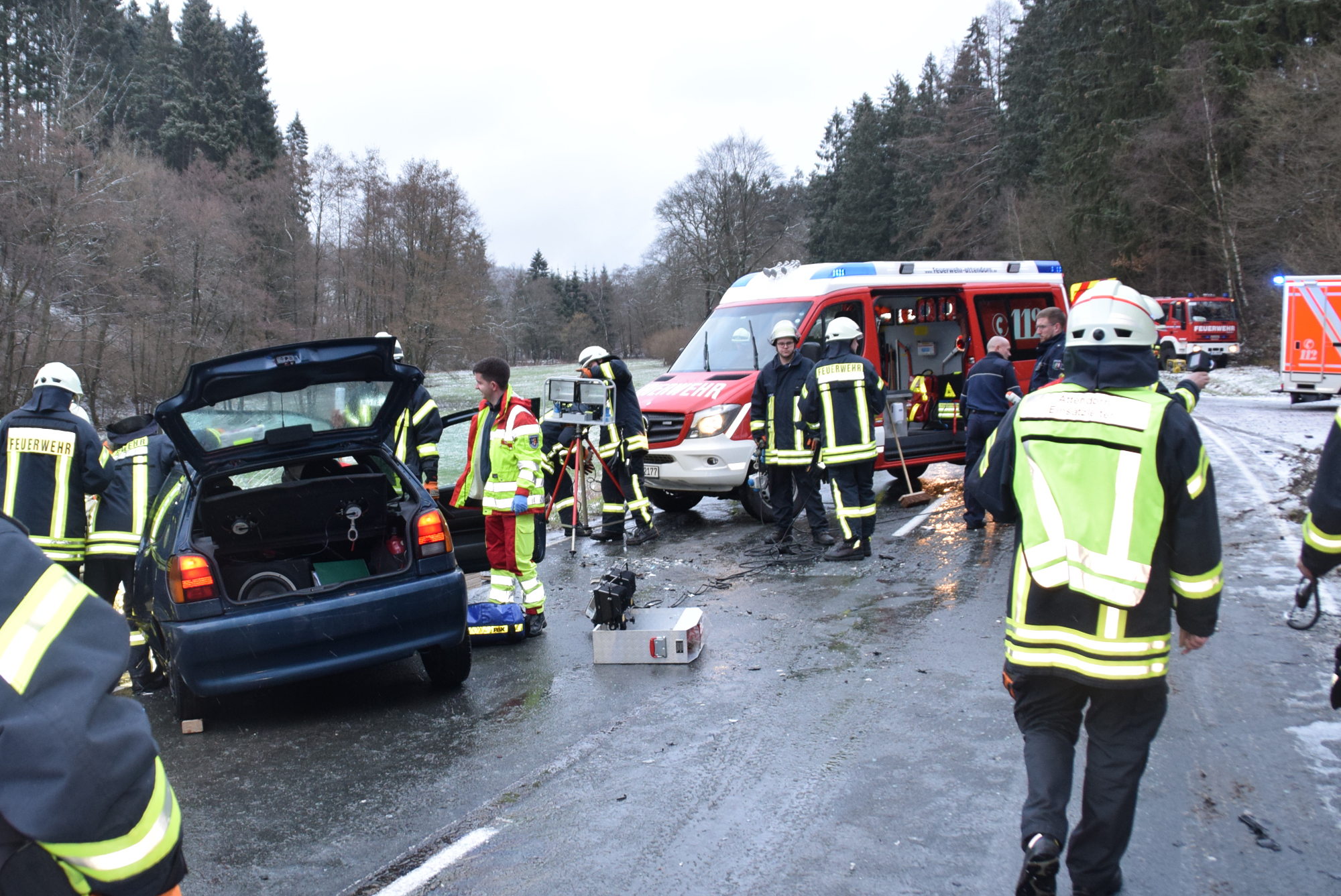 Schwerer Verkehrsunfall beschäftigt Feuerwehreneinheiten Attendorn und Repetal