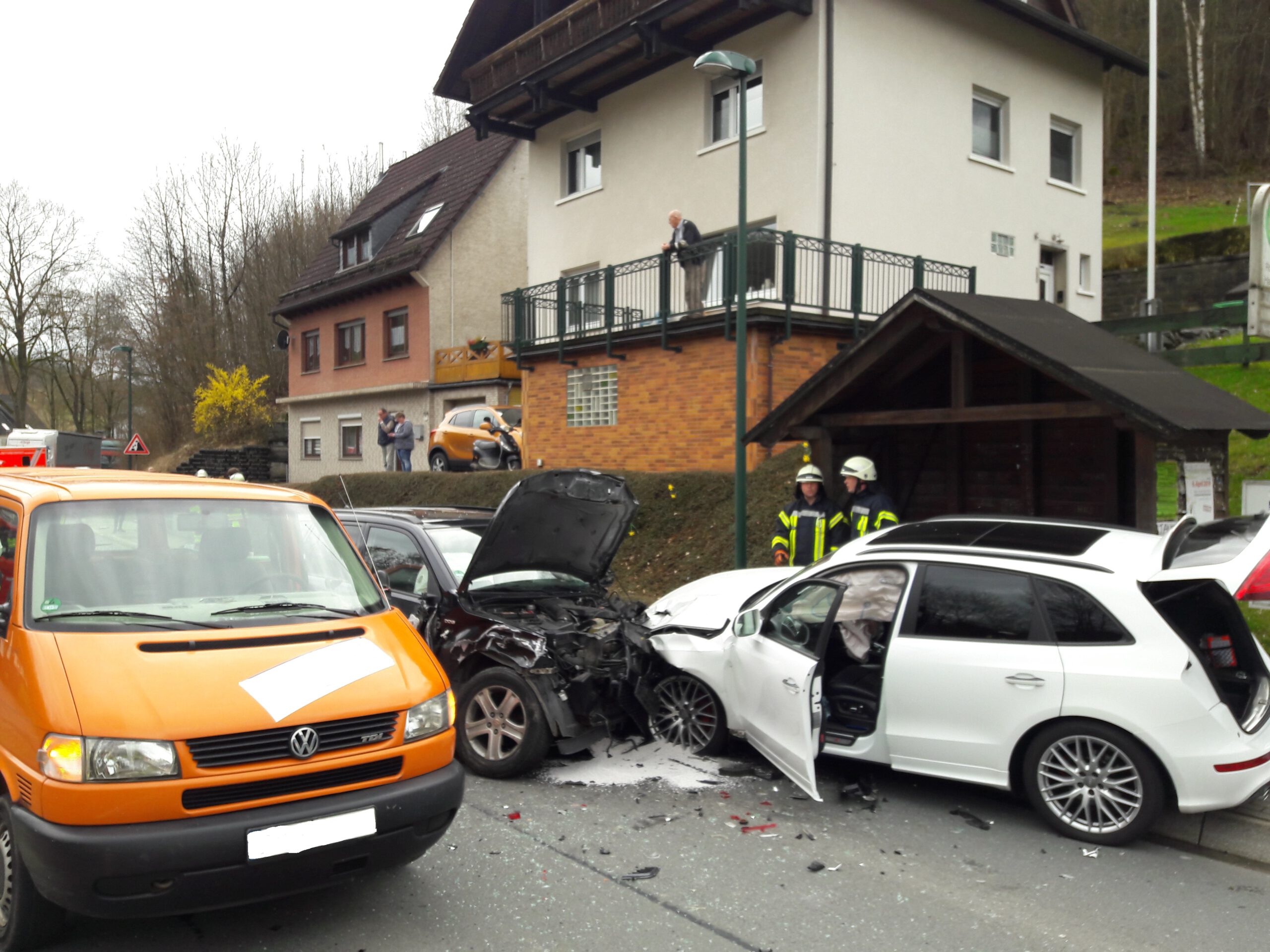 Verkehrsunfall mit 5 Verletzten fordert Feuerwehr und Rettungsdienst