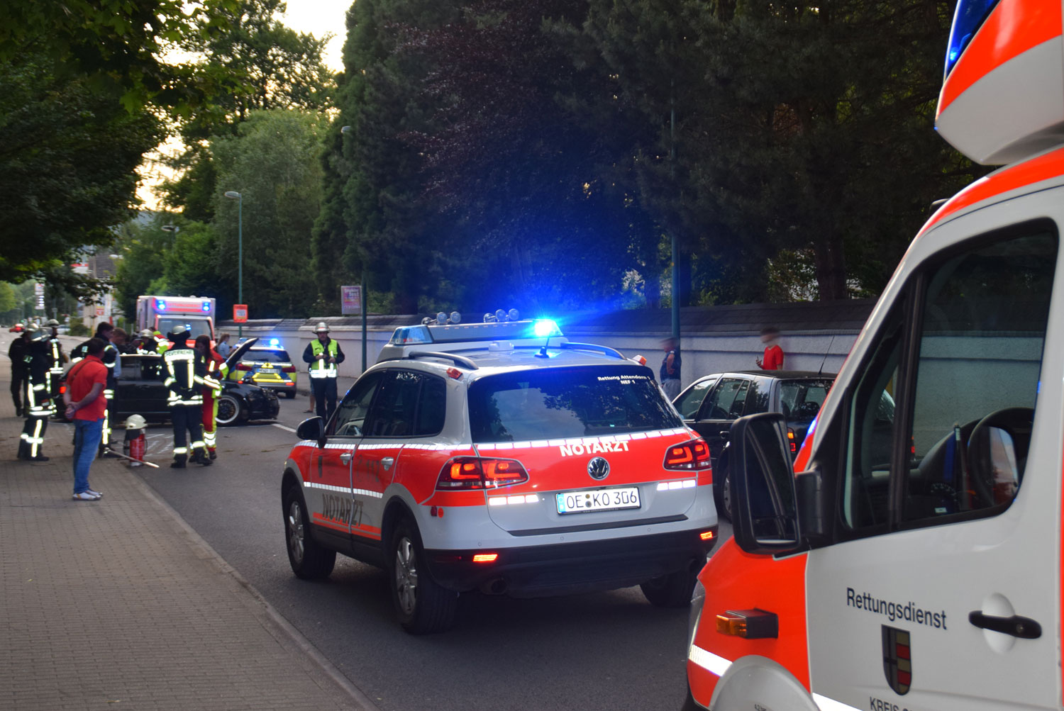 Brennende Mülltonnen und Verkehrsunfall