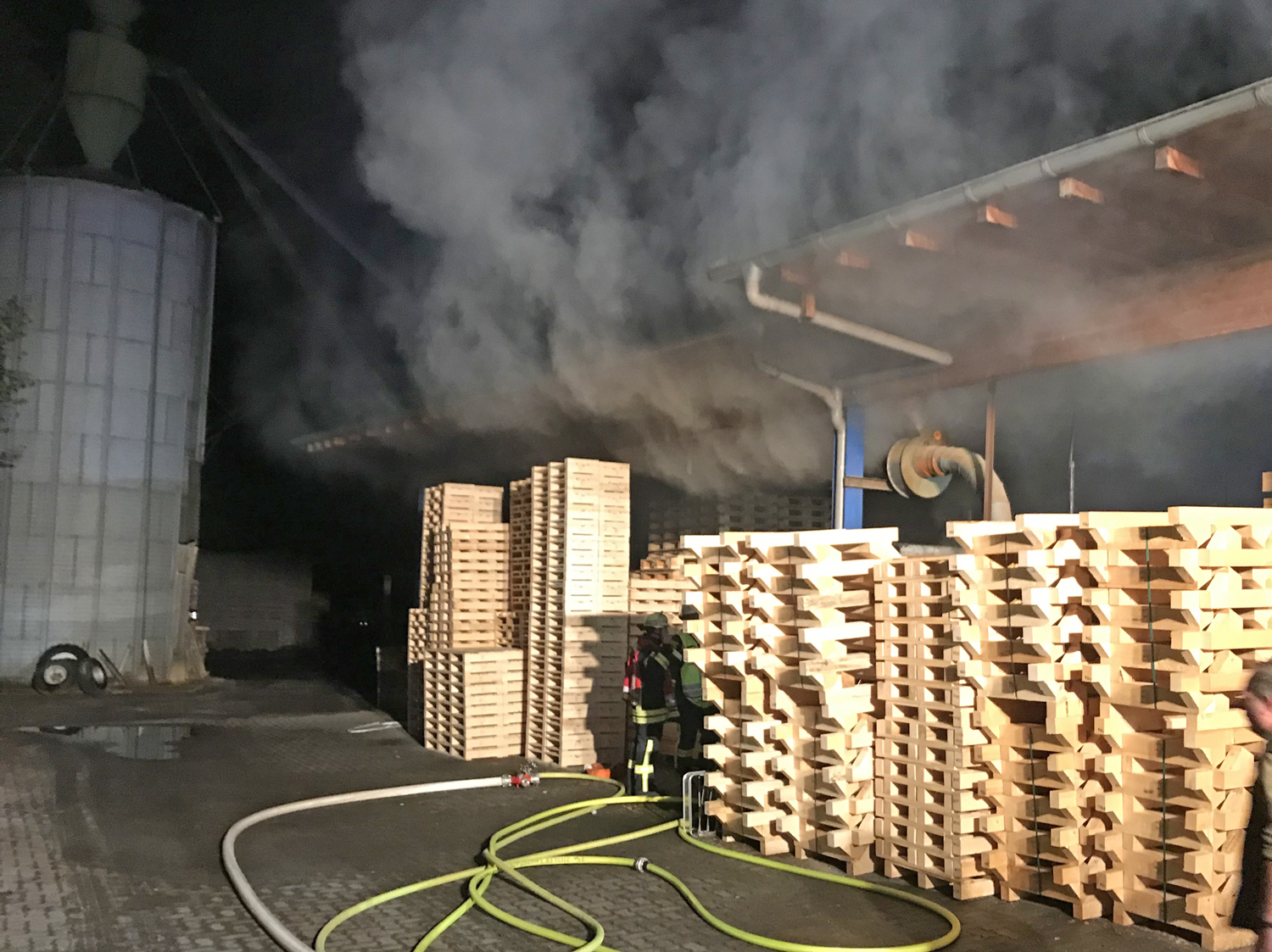 Brand in holzverarbeitendem Betrieb schnell unter Kontrolle