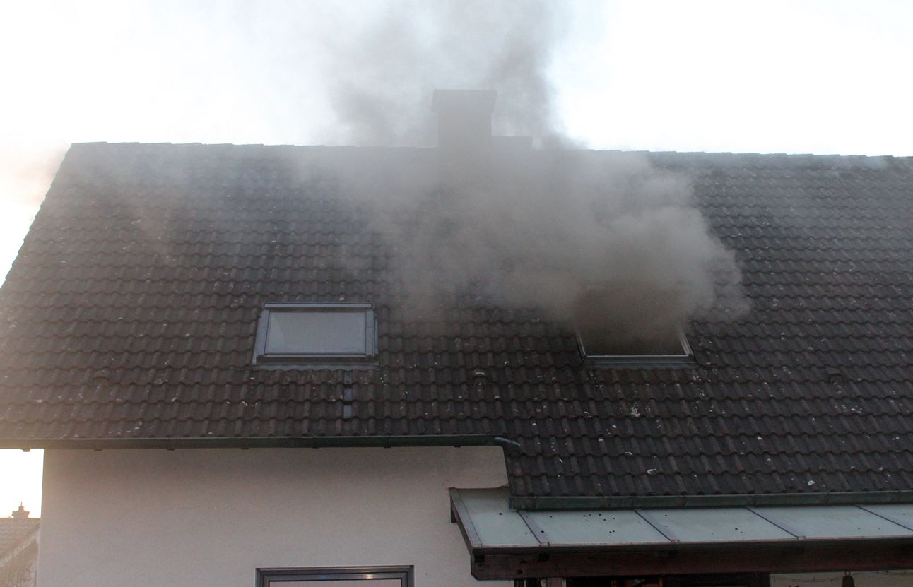 Brand im Dachgeschoss eines Wohnhauses
